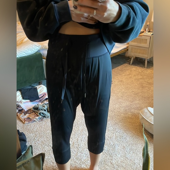 Lululemon yoga crops - Picture 4 of 4